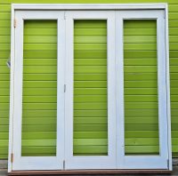 2400x2389 3 door bifold