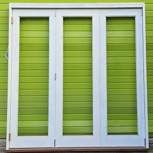 2400x2389 3 door bifold