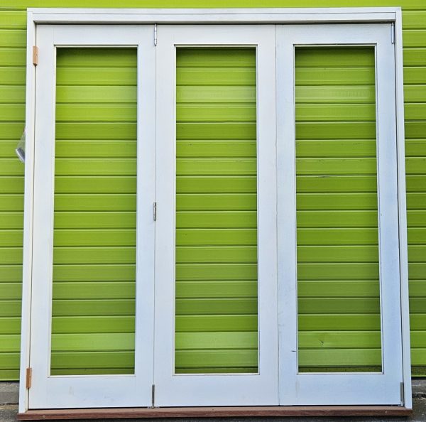 2400x2389 3 door bifold