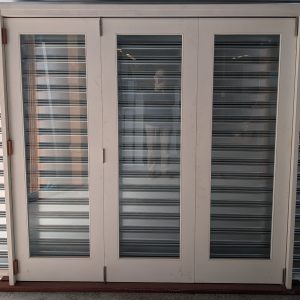 Single light 3 door bifold white