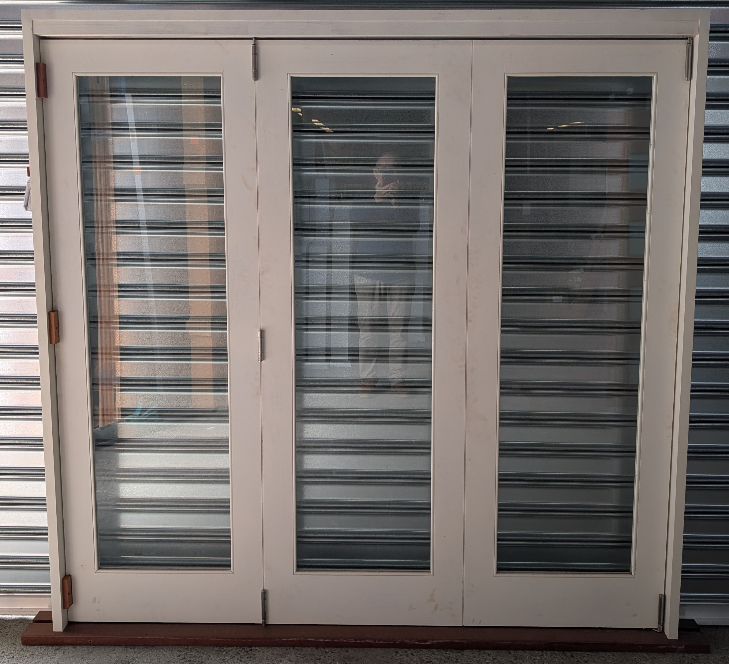 Single light 3 door bifold white